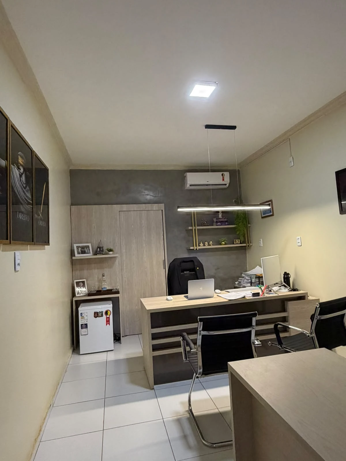 Sala de atendimento do escritório Felipe Feitosa Advocacia em Araripe/CE