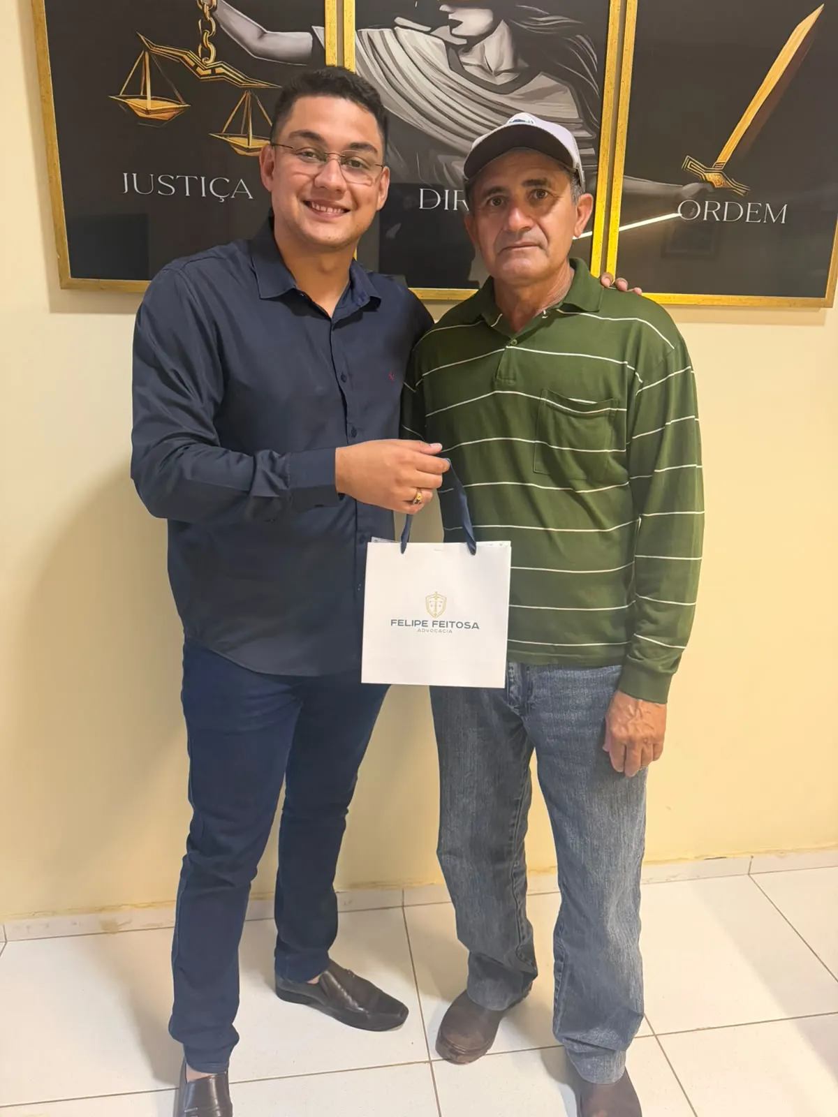 Dr. Felipe Feitosa com cliente após conquista do benefício