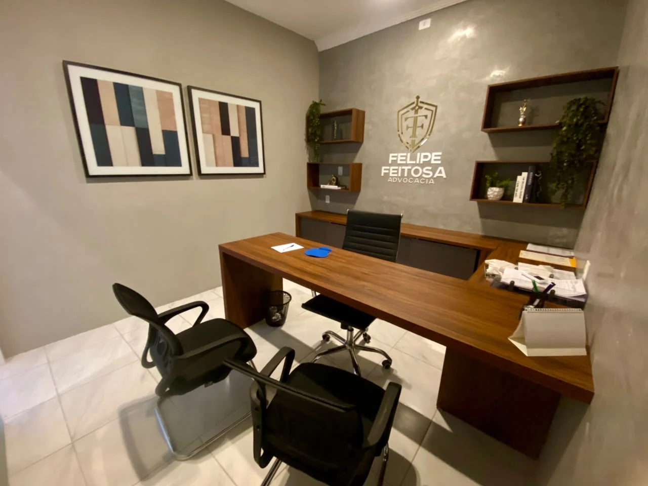 Sala de atendimento do escritório Felipe Feitosa Advocacia em Potengi/CE